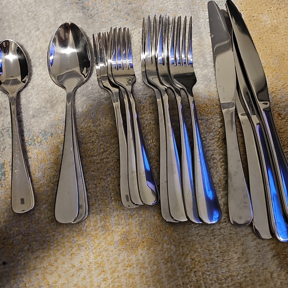 Amazon Basic Silverware Set - Picture 7 of 12